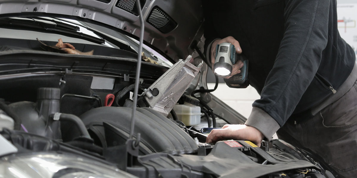 How to Inspect the Oil Level in Car Engine